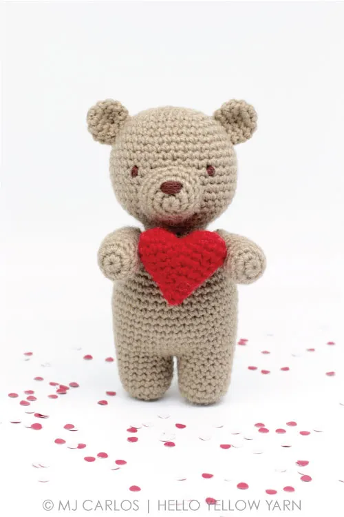 teddybear holding heart